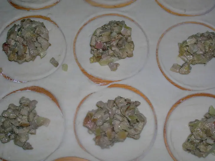 Слоеные пирожки с индейкой карри и беконом: шаг 10