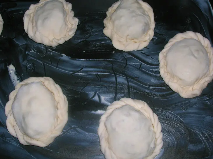 Слоеные пирожки с индейкой карри и беконом: шаг 12