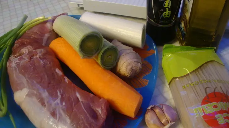 Вырезка с рисовой лапшой и овощами: шаг 1