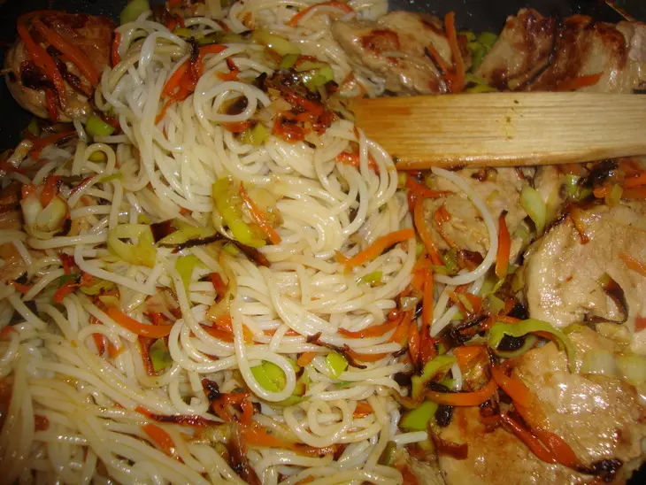 Вырезка с рисовой лапшой и овощами: шаг 7