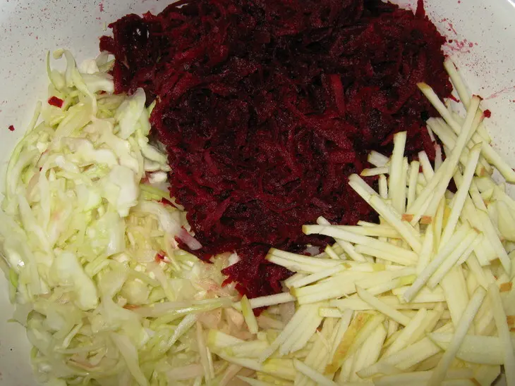 Розовый салат: шаг 1