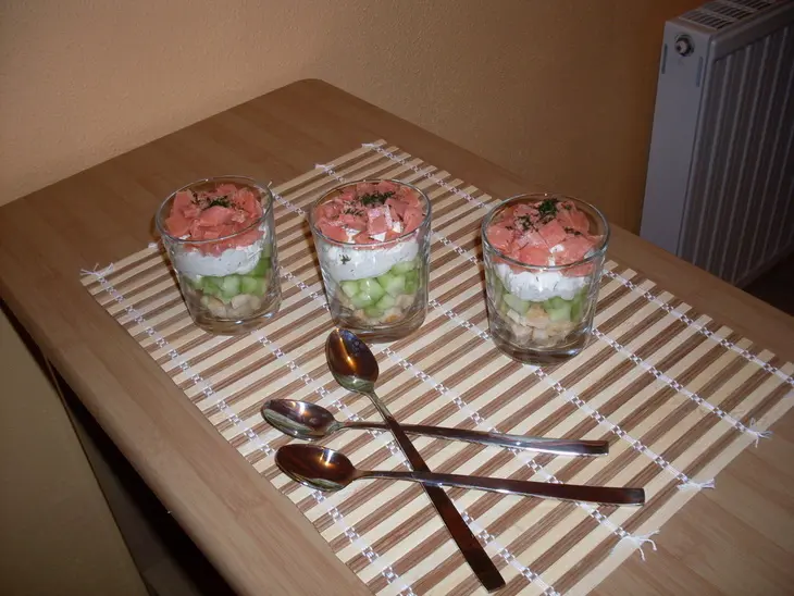 Cooler lachs in perfekter begleitung:) закуска с лососем,огурчиком и со:): шаг 1