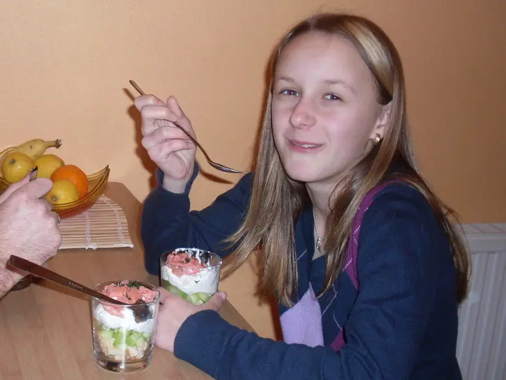 Cooler lachs in perfekter begleitung:) закуска с лососем,огурчиком и со:): шаг 2