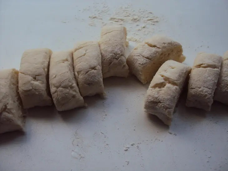 Творожные пончики с черносливом и курагой: шаг 3