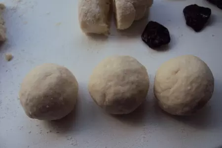 Творожные пончики с черносливом и курагой: шаг 5