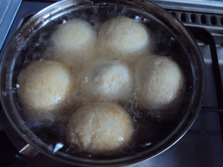 Творожные пончики с черносливом и курагой: шаг 6