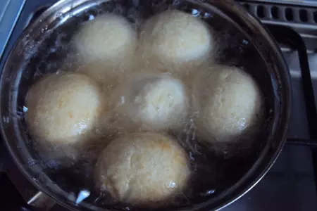 Творожные пончики с черносливом и курагой: шаг 6