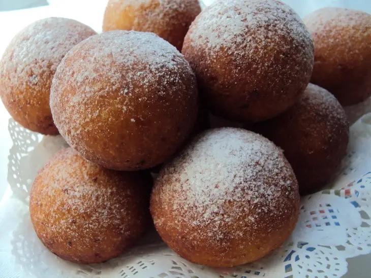 Творожные пончики с черносливом и курагой: шаг 7