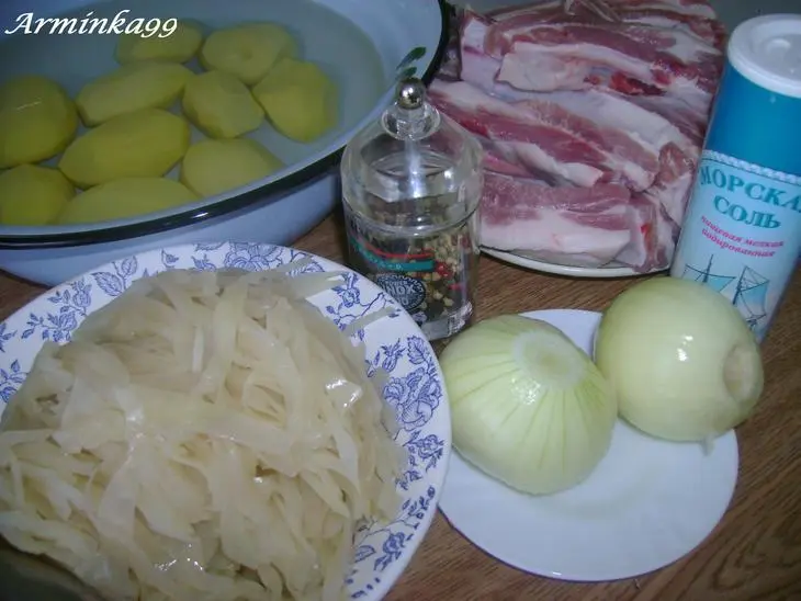 Жареное мясо с кислой капустой и картошкой: шаг 1