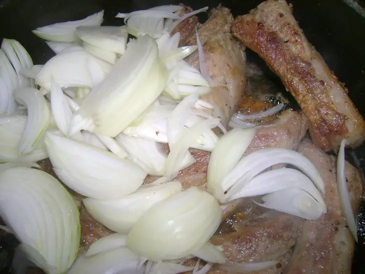 Жареное мясо с кислой капустой и картошкой: шаг 3