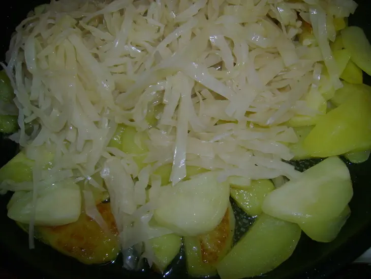 Жареное мясо с кислой капустой и картошкой: шаг 4