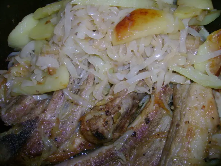 Жареное мясо с кислой капустой и картошкой: шаг 5