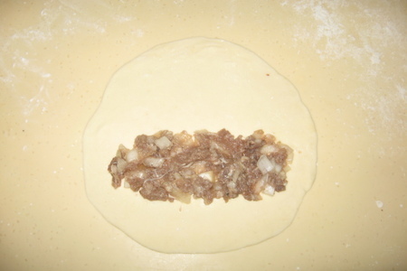 Чебуреки два вида с мясной  и капустно-грибной начинками: шаг 1