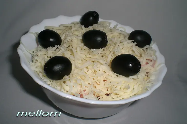 Салат с ананасами и ветчиной: шаг 2