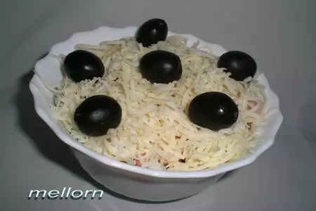 Салат с ананасами и ветчиной: шаг 2