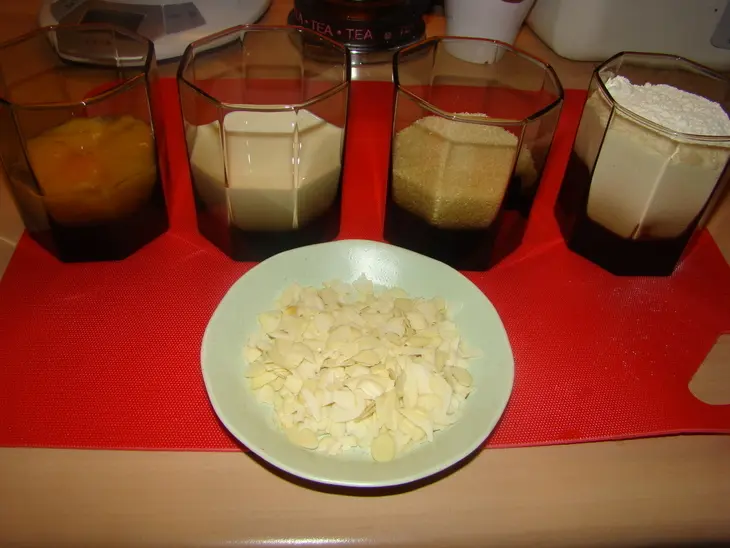Воздушный пирог с черносливом и миндалем: шаг 4