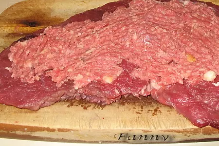 Рулет из говядины с начинкой из фарша и сыра под томатным соусом: шаг 3