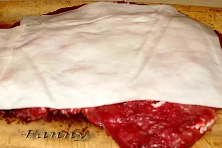 Рулет из говядины с начинкой из фарша и сыра под томатным соусом: шаг 4