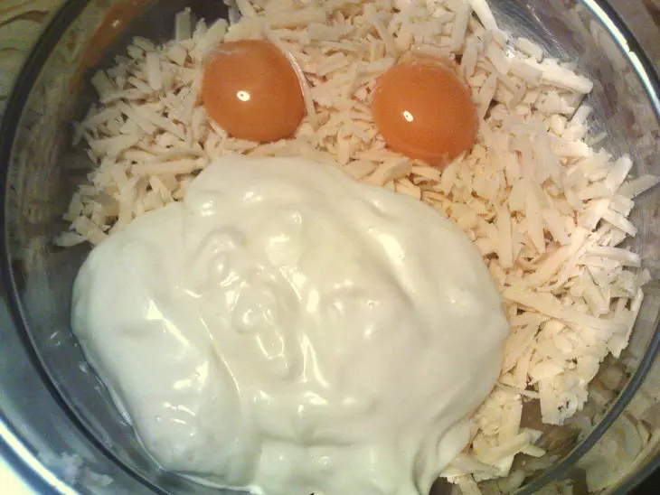 Сырные маффины с вишней и коньяком: шаг 2