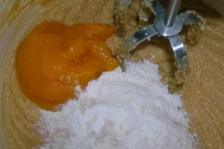 Тыквенный торт с сырным кремом, орехами и шоколадом: шаг 6
