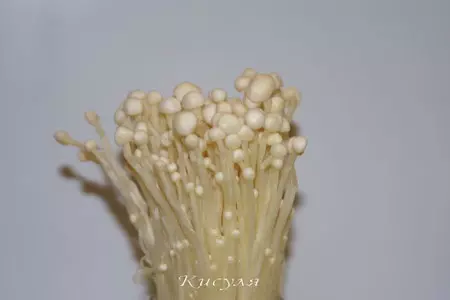 Тёплый салат с мидиями и грибами: шаг 2
