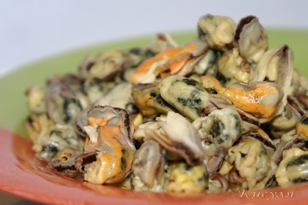 Тёплый салат с мидиями и грибами: шаг 5
