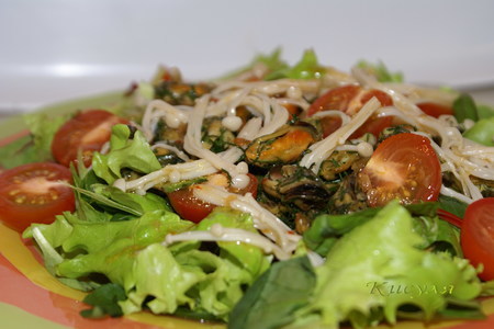 Тёплый салат с мидиями и грибами: шаг 8