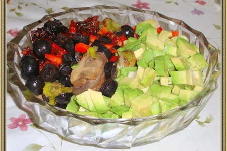 Салат из шампиньонов с  авокадо и вялеными помидорами: шаг 8