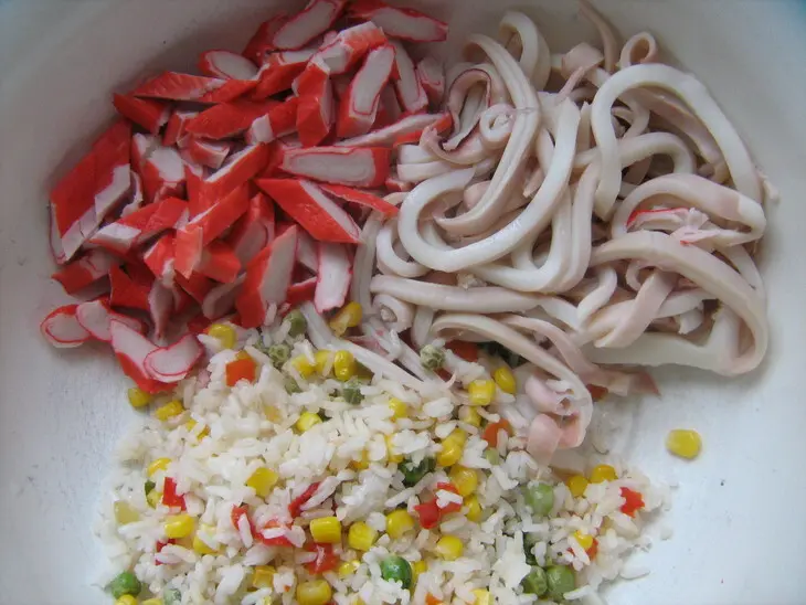 Салат из кальмаров.(быстро,просто,вкусно!): шаг 4