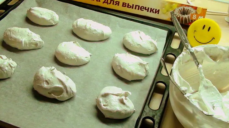 Шляпник, - это пудинг ( рисовый с ореховыми меренгами и горячим клубничным джемом!): шаг 5