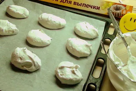 Шляпник, - это пудинг ( рисовый с ореховыми меренгами и горячим клубничным джемом!): шаг 5