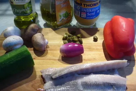 Пестрый селедочный салат с сырыми шампиньонами: шаг 1