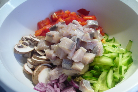 Пестрый селедочный салат с сырыми шампиньонами: шаг 2