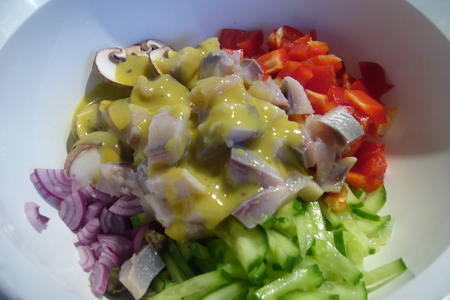 Пестрый селедочный салат с сырыми шампиньонами: шаг 5