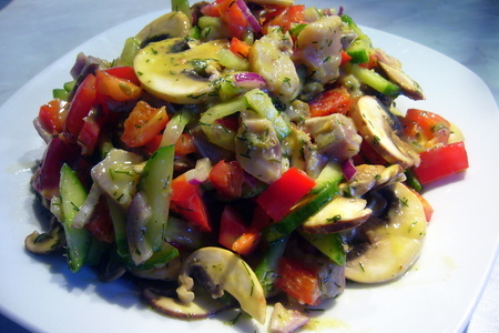 Пестрый селедочный салат с сырыми шампиньонами: шаг 6