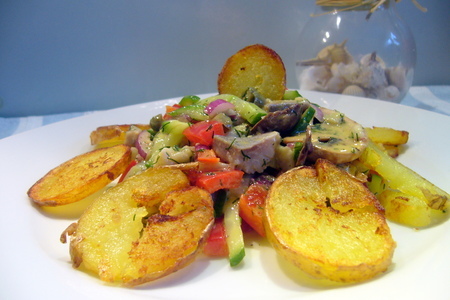 Пестрый селедочный салат с сырыми шампиньонами: шаг 7