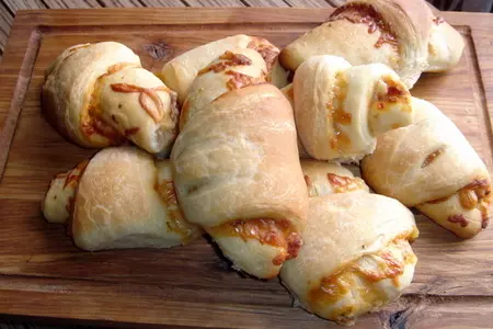 Дрожжевые слоеные булочки с сыром: шаг 5