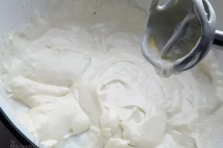 Творожно-вишнёвый холодный десерт "аля мороженое": шаг 1