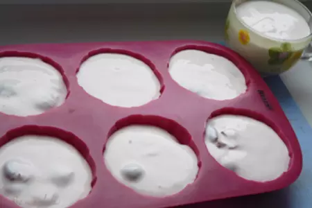 Творожно-вишнёвый холодный десерт "аля мороженое": шаг 4
