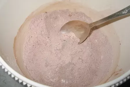 Шоколадные пирожные-жучки из свёклы "съешь нас" с апельсиновой глазурью: шаг 2