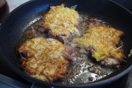 Шницель с картофельной корочкой и сметанно-ароматным соусом: шаг 3