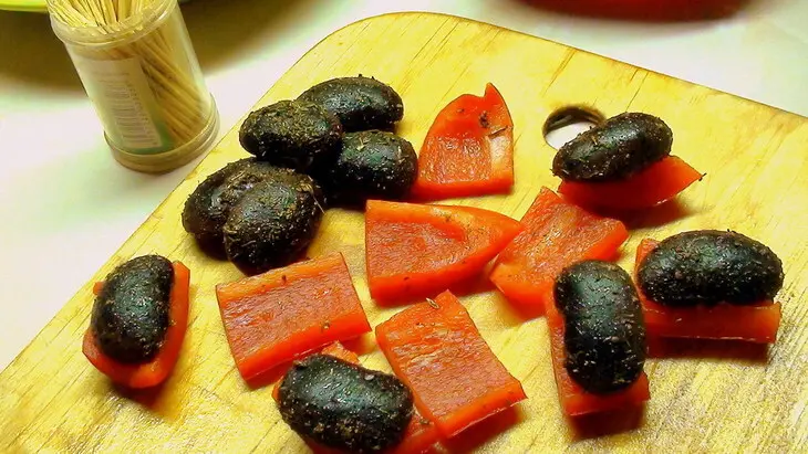 Канапе с пикантной фасолью и селёдкой: шаг 4