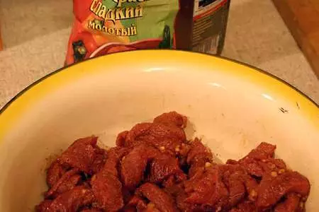 Бефстроганов с грибами и солеными огурцами: шаг 1