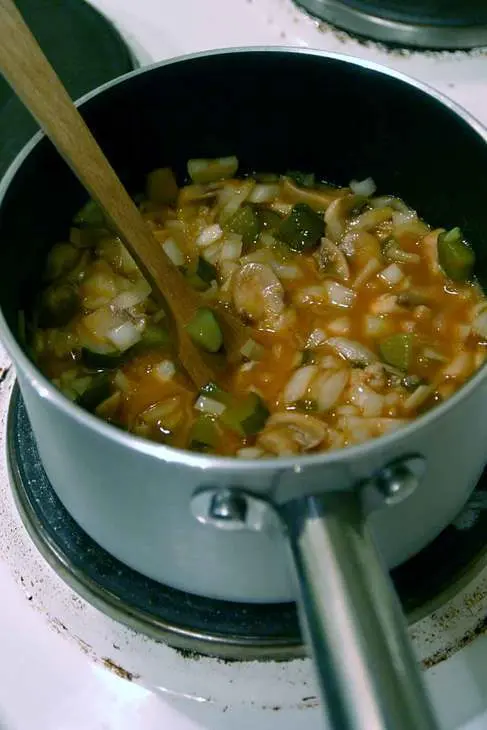 Бефстроганов с грибами и солеными огурцами: шаг 2
