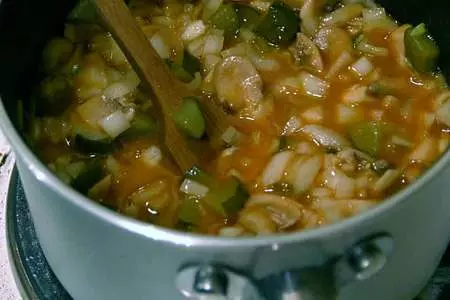 Бефстроганов с грибами и солеными огурцами: шаг 2
