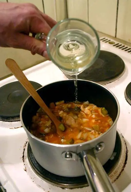 Бефстроганов с грибами и солеными огурцами: шаг 3