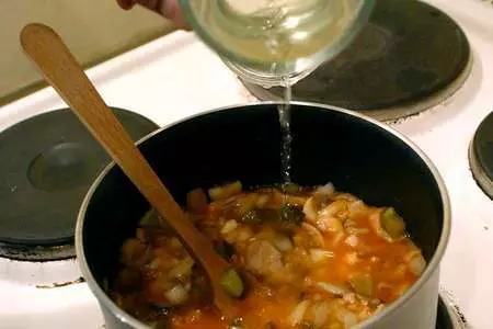 Бефстроганов с грибами и солеными огурцами: шаг 3