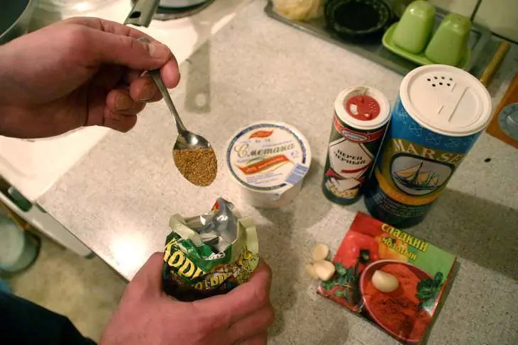 Бефстроганов с грибами и солеными огурцами: шаг 4