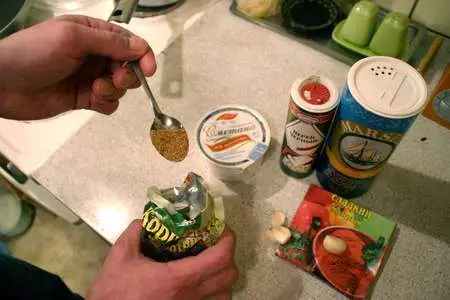 Бефстроганов с грибами и солеными огурцами: шаг 4