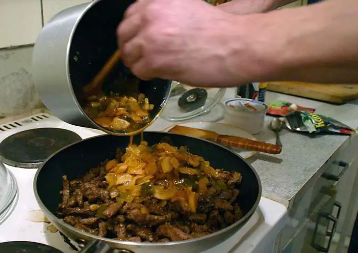 Бефстроганов с грибами и солеными огурцами: шаг 5